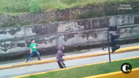 Video: Hinchas del Alianza Petrolera se enfrentaron a los de Nacional en Medellín