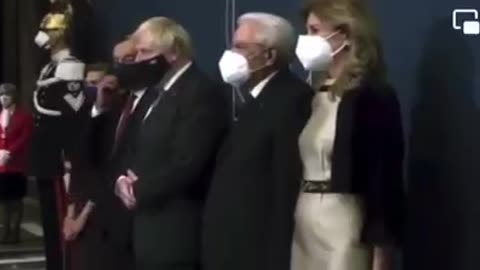 Boris Johnson removes mask when no longer records video on tv se quita mascara