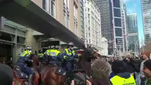 Australia (Sydney), cittadini in rivolta contro lockdown. Polizia costretta alla ritirata!💥💥💥