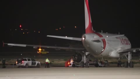 Video: Investigan entrada de migrantes tras aterrizaje forzado de avión en España