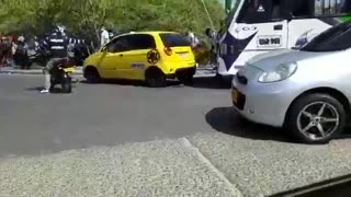 Taxista intenta arrollar a agentes del DATT