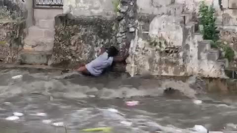 Video de un adulto mayor arrasado por un arroyo en Barranquilla