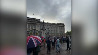 People gathering outside Buckingham Palace