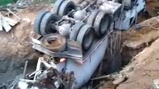 Conductor perdió la vida luego de que la mezcladora que manejaba se fue a un abismo en Bucaramanga