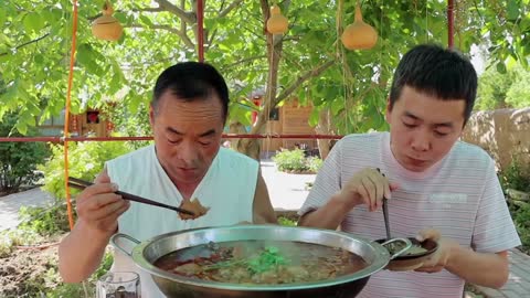Country chef teaches you how to cook chicken stew with mushrooms