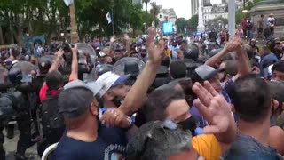 Choques con agentes de la Policía y personas en el velatorio de Maradona