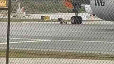 Avião destravado sai da pista e desliza até à terra no Aeroporto do Porto