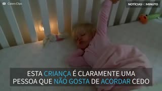 Esta menina não quer se levantar da cama