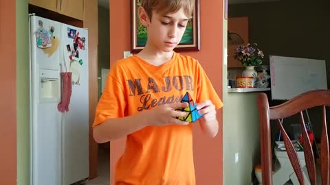 PYRAMINX (RUBIK'S CUBE) IN 10.97 SECONDS!!!