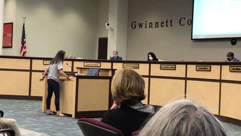 Courtney Ann Taylor stands up to school board over mask mandate