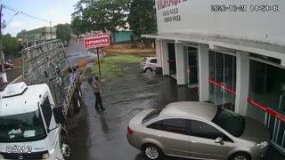 Strong Glass Survives Drop From Delivery Truck