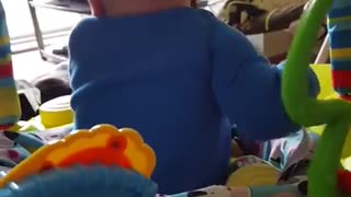 Niño considera a perro juguetón demasiado gracioso