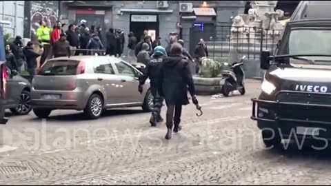 I Napoletani lanciano sassi contro gli autobus dei tifosi dell'Eintracht - 15/03/2023