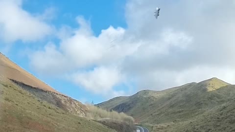 Dashcam Captures Four American Fighter Jets Flying Over Road