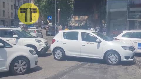 Estación central de Nápoles, bolardos y nuevos carriles para taxis en Piazza Garibaldi