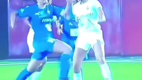 The strangest women's soccer shot 😡