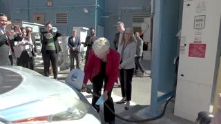 Biden's Energy Secretary tries to charge an electric car: "How does this work?"