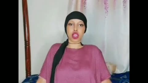 Somali pretty woman dacing well