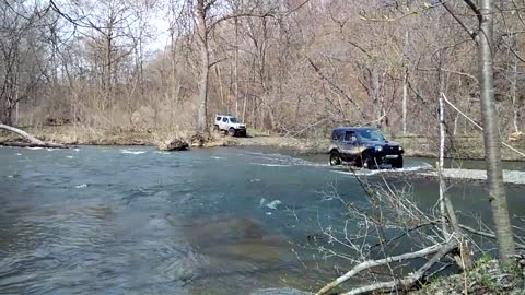 Jimny stuck while crossing the river