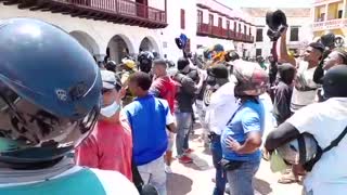 Marcha de mototaxista llega a la Plaza de La Aduana