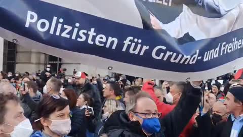 Polizei Österreich gesellt sich teilweise zur Demo