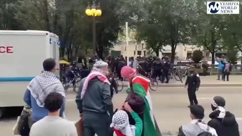 CHICAGO: Black Hebrew Israelites are fighting pro-Palestinian protesters in Chicago.