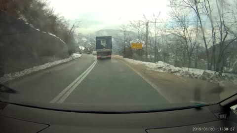 Divljanje na putu Sarajevo - Mostar: Preticanje preko duple pune u tunelu