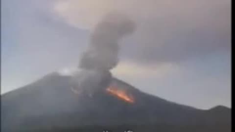 UFOs Next to Erupting Sakurajima Volcano Japan