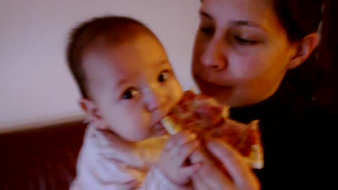bebe a comer pizza