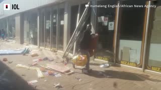 Police battle with looters at Letsoho Shopping Centre in Katlehong.