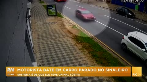 Motorista tem mal súbito e bate em carro parado, Curitiba-PR