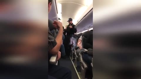 Passageiro foi agredido e retirado à força do avião por erro da companhia