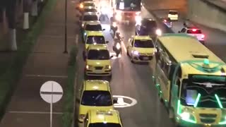 Taxistas causan trancones