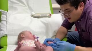 Doctor soothes hospitalized baby by singing song