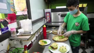 Hamburguesas con forma de coronavirus para combatir el miedo a la epidemia