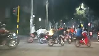 caravana de motociclistas en la noche en Bucaramanga