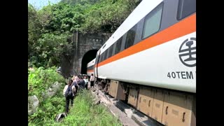Taiwan train derails killing dozens