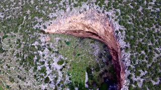 Filmación con drone revela bizarros cráteres sobrenaturales