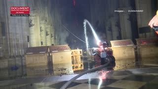 Imágenes de los bomberos durante incendio en Notre Dame Paris