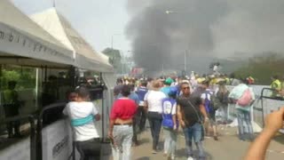Camión con ayuda humanitaria se incendia en frontera colombo-venezolana