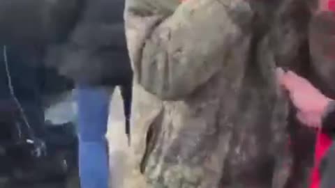 A captured Russian soldier cries in Sumy, detained by ordinary people!