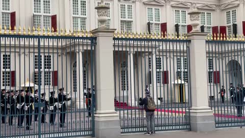 Ceremonieel bij paleis: Willem-Alexander ontvangt nieuwe ambassadeur