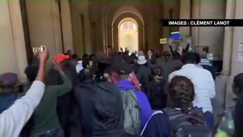 Migrants force their way into "Hotel de Ville" in Paris, demanding accommodation