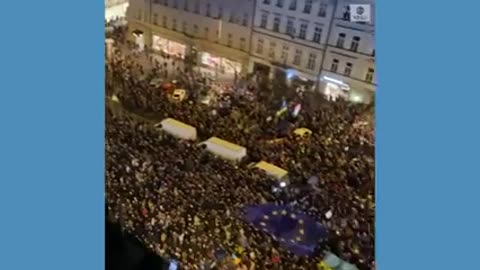 Crowds in Prague cheer Ukrainian president's address ||