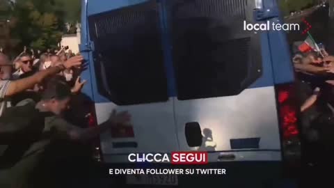 Italian police forced to flee as anti Coronavirus tyranny protesters fight back 🔥
