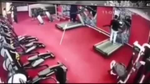 Man has a heart attack on the treadmill at the gym