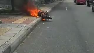 Video: Conductor le prendió fuego a su moto para evitar que se la inmovilizaran en Bucaramanga