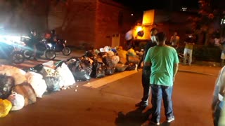 Video: Con bolsas llenas de basura, habitantes de Lagos bloquearon la vía este viernes