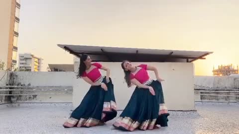 Beautiful and spectacular Indian dance 😍