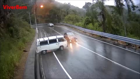 Kombi derrapa na chuva da serra